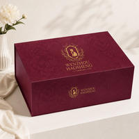 Boîte rigide magnétique rouge vin à finition miroir avec estampage à chaud or brillant pour une présentation de cadeau opulente