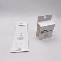 Étiquette de chaussette en carton blanc personnalisée de haute qualité étiquette de carte suspendue pliante sans crochet pour vêtements