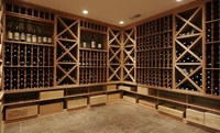 Meuble bar de luxe sur mesure style cave, avec casier à vin et support pour bouteilles, pour présentation murale de vins en restaurant
