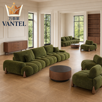 Ensemble de meubles de salon de villa moderne, canapé rembourré vert sur mesure, fauteuils et table basse
