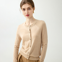 Feingestrickter Damen-Cardigan aus feiner Merinowolle und Baumwolle in Grau, elegant, klassisch, dünn, lässig, Rundhalsausschnitt, schmal geschnitten, bequem.