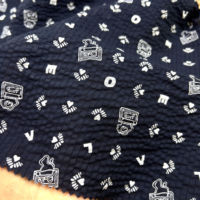 Tissu en coton seersucker bleu marine imprimé motif cassette et lettres LOVE, 80 GSM, 80S, léger, en stock, vente en gros pour chemises et robes