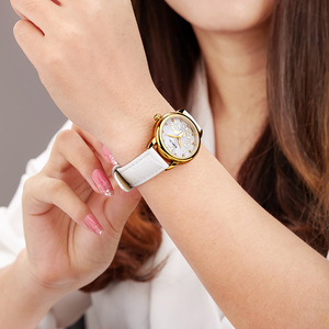Montre à quartz élégante pour femme MIGE, couleur or, avec bracelet en cuir blanc et accents de diamants, cadran analogique - Product Image 4