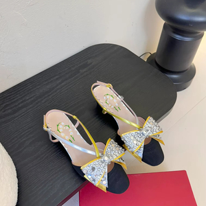 Sandalias Negras y Doradas con Tacón Cuadrado y Detalle de Lazo de Cristal para Mujer - Product Image 1