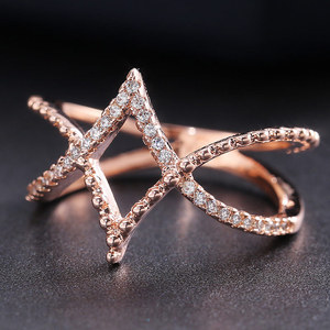 Anello creativo a forma di rombo per donna, design intarsiato a forma di V incrociata, gioielli alla moda - Product Image 1