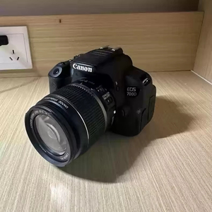 Cámara DSLR Canon <span class=keywords><strong>EOS</strong></span> <span class=keywords><strong>700D</strong></span> 90% Nueva con Lente de 18-135 mm y 18.0 MP para Fotografía de Retratos - Product Image 1