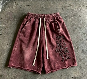 Pantalones Cortos Casuales de Alta Calidad con Lavado Ácido, Efecto Desgastado por el Sol, Color Borgoña, Estampado de Letras con Pedrería, Borde sin Rematar y Cordón Ajustable - Product Image 1