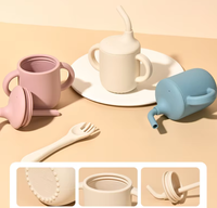 Tasse d'apprentissage pour bébé en silicone sans BPA, design moderne, écologique, avec poignée souple et pailles