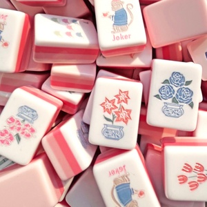Juego de Mahjong Acrílico Personalizado de 4 Capas, Color Rosa Tortuga, con Fichas Americanas, Soportes y Empujadores - Product Image 1