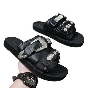 Nouvelles pantoufles d'été légères et respirantes pour hommes, style japonais, avec rivets argentés incrustés, dessus en cuir artificiel, semelle extérieure en caoutchouc - Product Image 1
