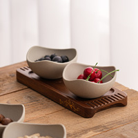 Ensemble de bols à noix en grès à bord ondulé avec plateau en bois d'acacia, plat à fruits secs et bonbons pour la maison, les goûters et la décoration de table basse