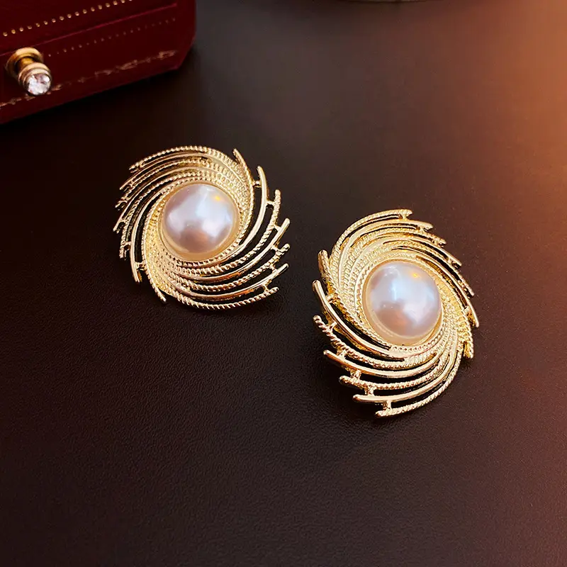 Antigo Universo Forma Brincos para Mulheres Gold Plating Vintage Coloured Pearl Brincos