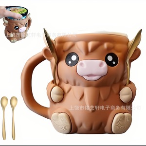Taza de helado Highland Cow de resina marrón con diseño de embudo y cuchara para servir postres - Product Image 3