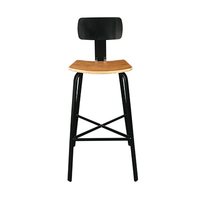 Tabouret de bar moderne avec structure en métal noir, assise et dossier en contreplaqué placage frêne, repose-pieds – Idéal pour café, bistrot, restaurant – Vente en gros