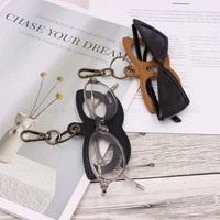 Porte-lunettes unique en cuir PU vintage et pendentif créatif pour sac avec mousqueton et porte-clés, idéal pour le rangement et la décoration des lunettes