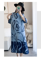Robe plissée sur mesure style Miyake pour femme, élégante, imprimé graffiti, manches 3/4, longueur midi, tenue de fabricant