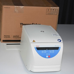   Centrifugeuse réfrigérée de paillasse Fisher Micro17R 17500 tr/min pour usage en laboratoire - Product Image 3