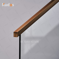 Escalier droit moderne à double limon avec garde-corps en verre et marches en bois massif pour maison villa hôtel