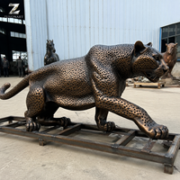 Sculpture de léopard accroupi en bronze, artisanat métallique, patine antique, statue d'animal écologique pour la décoration de villas de luxe, d'hôtels et de jardins