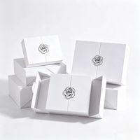Boîte cadeau blanche à double porte, boîte rigide à rabat, décoration camélia, emballage de parfum, boîte cadeau pour mariage, anniversaire, festival, souvenir