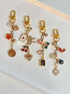 سلسلة مفاتيح مصنوعة يدويًا من المينا الصلبة مع خرز، حلية متدلية للحقيبة بتصميم منشوري، حلقة مفاتيح مخصصة من سبائك الزنك المطلية بالمينا، تحفة معدنية للجمع - Product Image 3