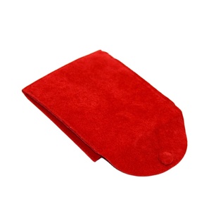 Pochette à bijoux personnalisée en velours doux rouge avec logo doré et compartiment - Product Image 6
