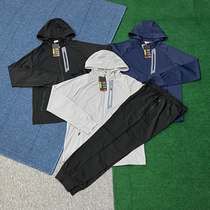 Ensemble de survêtement de sport pour homme personnalisé avec veste coupe-vent zippée et pantalon de jogging deux pièces - Product Image 1