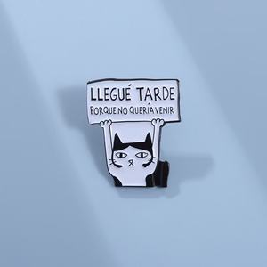 Llegó tarde porque no quería venir "Broche de gato con letra en español-Pin de solapa elegante para ropa y accesorios - Product Image 2