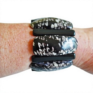 Brazalete de Resina Hecho a Mano con Diseño Elegante y Estampado Animal, Forma Irregular, Artículo Coleccionable para Mujer - Product Image 4