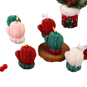 Bougie décorative artisanale en cire de soja de luxe, en forme de gant de Noël, pour la décoration ou comme cadeau - Product Image 4