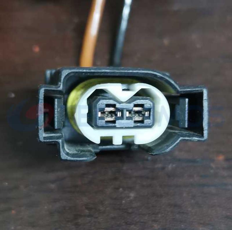 Car Connector for Mercedes-Benz 4320 Gasoline Pump White 2pin CT2-0294M-1