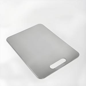 Papan pemotong <span class=keywords><strong>titanium</strong></span> murni terlaris untuk rumah tangga antibakteri dua sisi panel logam papan potong dapur