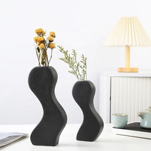 Vase en céramique décoratif créatif Art Déco, nouveau design 2024, pour la décoration de la maison et les anniversaires - Product Image 5
