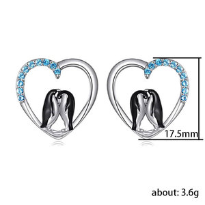 Mini orecchini a forma di cuore con pinguino per donna, graziosi gioielli per le orecchie a forma di animale - Product Image 3