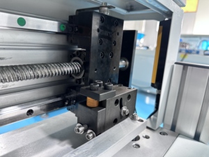Machine à rainurer en V KPC-7010SV-<span class=keywords><strong>E</strong></span> avec dé<span class=keywords><strong>coupe</strong></span>, réglage numérique de la hauteur, rainureuse pour carton MDF et boîtes rigides - Product Image 6
