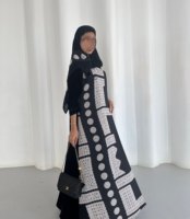 Abaya sur mesure Hafizah à pois noirs et blancs avec hijab assorti, style Dubaï pour femmes musulmanes