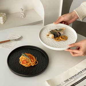 Plato de cerámica con diseño de roca: un plato sofisticado y lujoso para uso doméstico, ideal para pasta, cocina occidental, pasteles y más. - Product Image 1