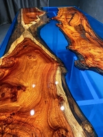 Table de rivière en résine époxy bleue et bois de rose - Table de bureau et de salle à manger à bord naturel avec dalle de bois massif