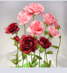 Décoration de salle de mariage en gros : Grandes fleurs géantes en papier rose rouge faites à la main pour vitrine - Product Image 1