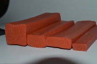 Bande de mousse en silicone plate et carrée pour l'étanchéité et le rembourrage des cadres de portes, des armoires et des panneaux de machines