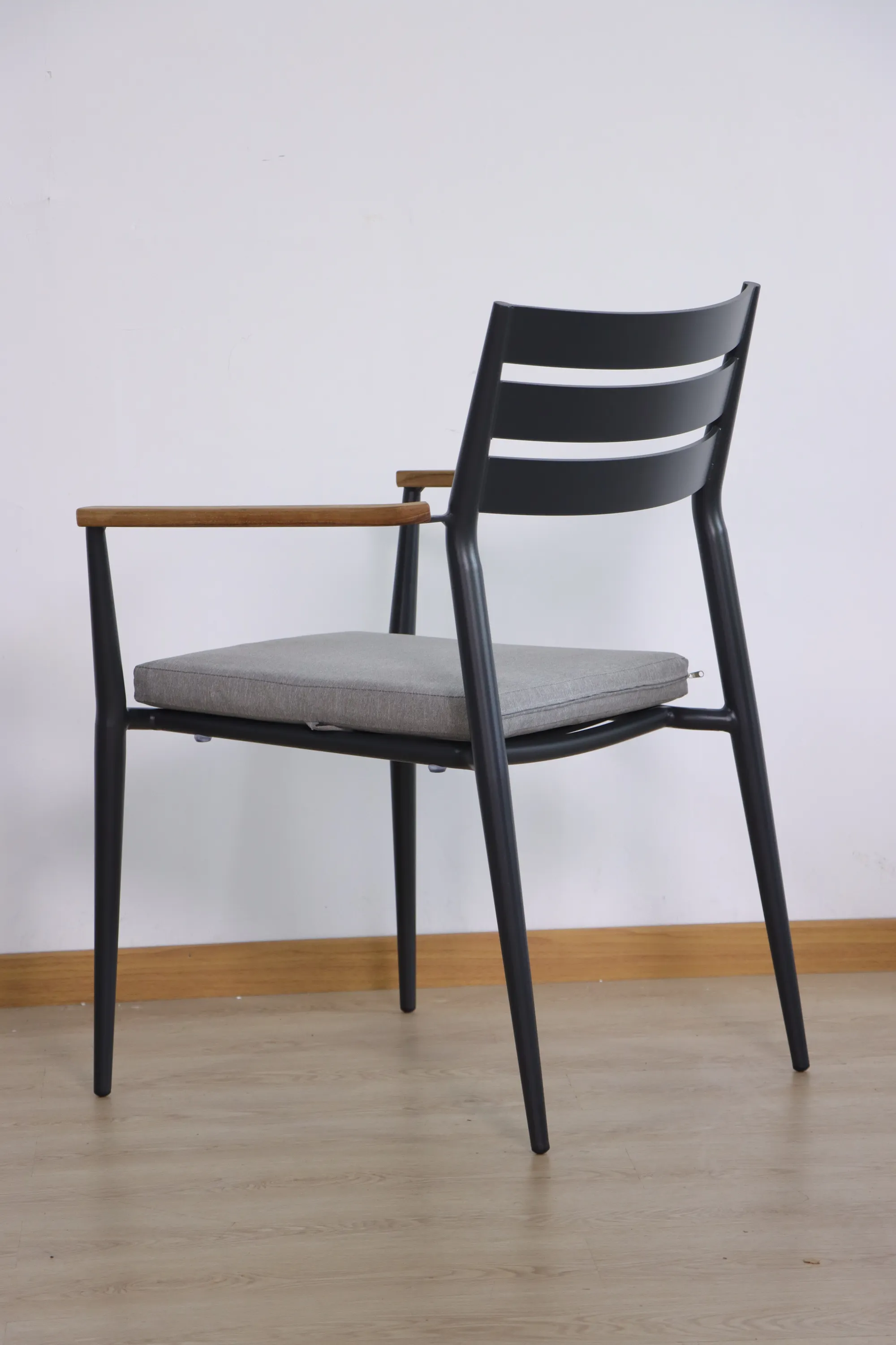 Nhôm Stackable ghế ngoài trời với gỗ tếch tay vịn ổn định đệm không thấm nước bán buôn vườn ghế ăn