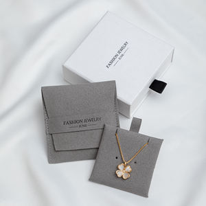 Paquet <span class=keywords><strong>de</strong></span> bijoux personnalisé en microfibre grise <span class=keywords><strong>de</strong></span> vente chaude <span class=keywords><strong>pour</strong></span> boucle d'oreille, bracelet, collier, pendentif, boîte à bijoux et tampon d'insertion avec bûche - Product Image 3