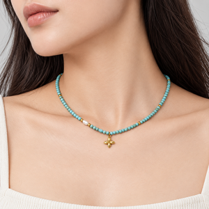 Collier à breloques perlées en acier inoxydable, faux perles, variantes de couleurs rouge, bleu, blanc, avec pendentif à quatre pétales couleur or - Product Image 4