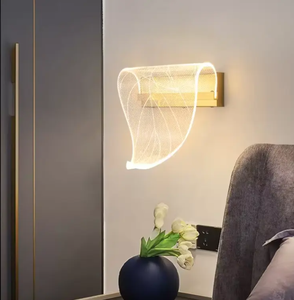 Lámpara de pared moderna de hoja de metal de lujo transparente simple OEM con batería LED para dormitorio sala de estar galería gabinete uso - Product Image 4