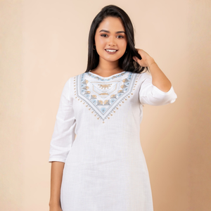 Vestido midi de lino elegante, duradero y con bordado de alta calidad, en color blanco. - Product Image 1