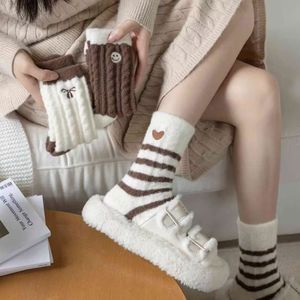 Chaussettes mi-mollet en polaire pour femmes, épaisses et chaudes, rayures en peluche avec nœud et motif cœur, style japonais, automne-hiver - Product Image 1