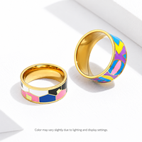 Bague large abstraite en acier inoxydable plaqué or 14 carats sous vide avec bande émaillée multicolore