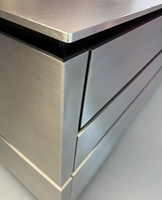 Micro Solutions d'armoires de cuisine modernes Unités de suspension murales et garde-manger autoportantes pour studios avec accessoire de robinet