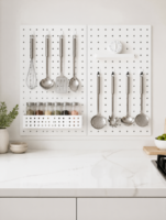 Organisateur mural de cuisine moderne en métal perforé, panneau de rangement en acier blanc avec paniers et crochets pour pots à épices et ustensiles