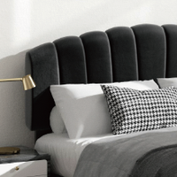 Cadre de lit en velours noir doux avec dossier haut festonné et pied de lit ondulé assorti pour chambre d'appartement moderne